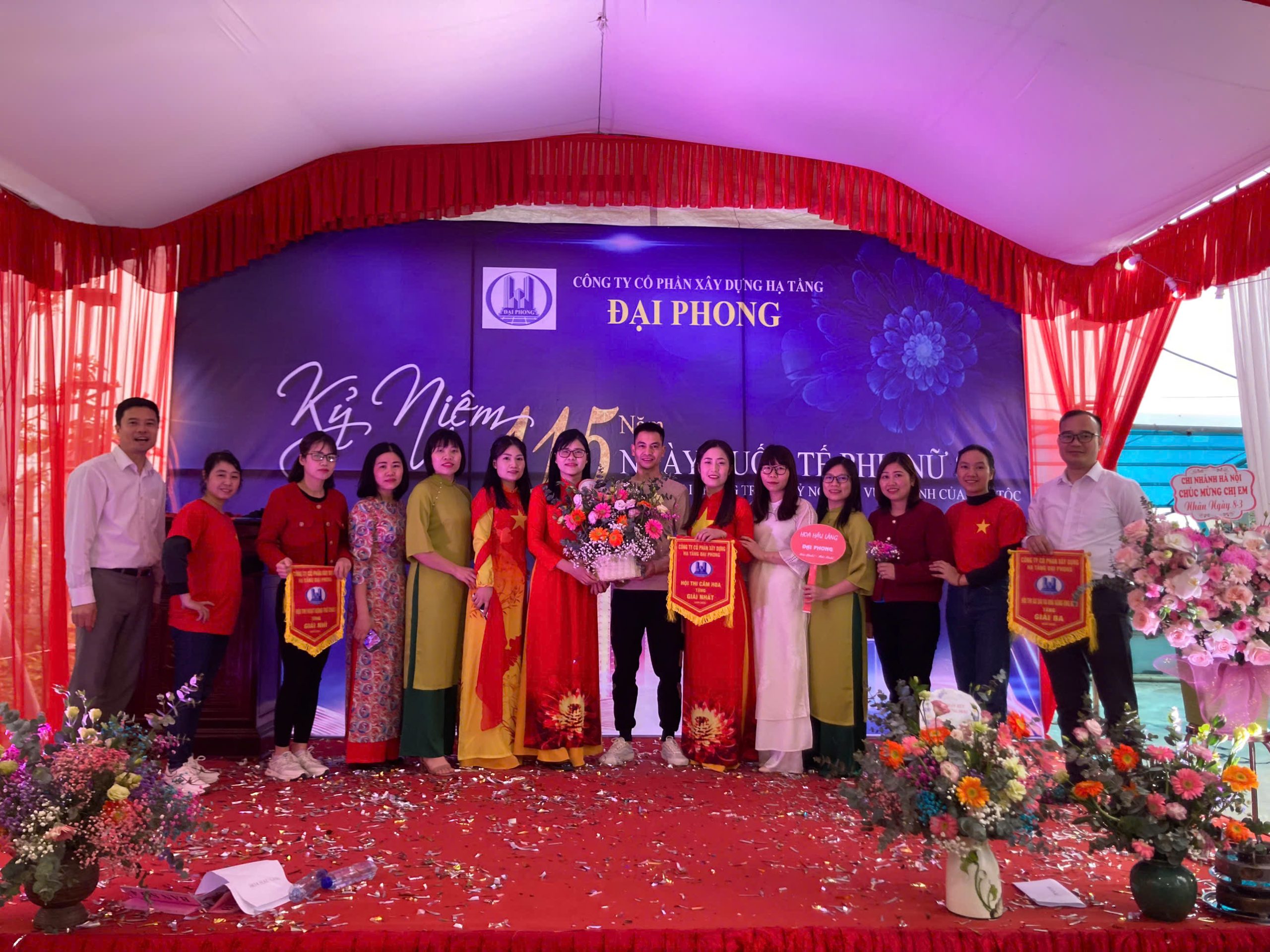 Lãnh đạo Công ty Đại Phong tặng hoa chúc mừng nữ cán bộ nhân dịp kỷ niệm 8/3 năm 2025