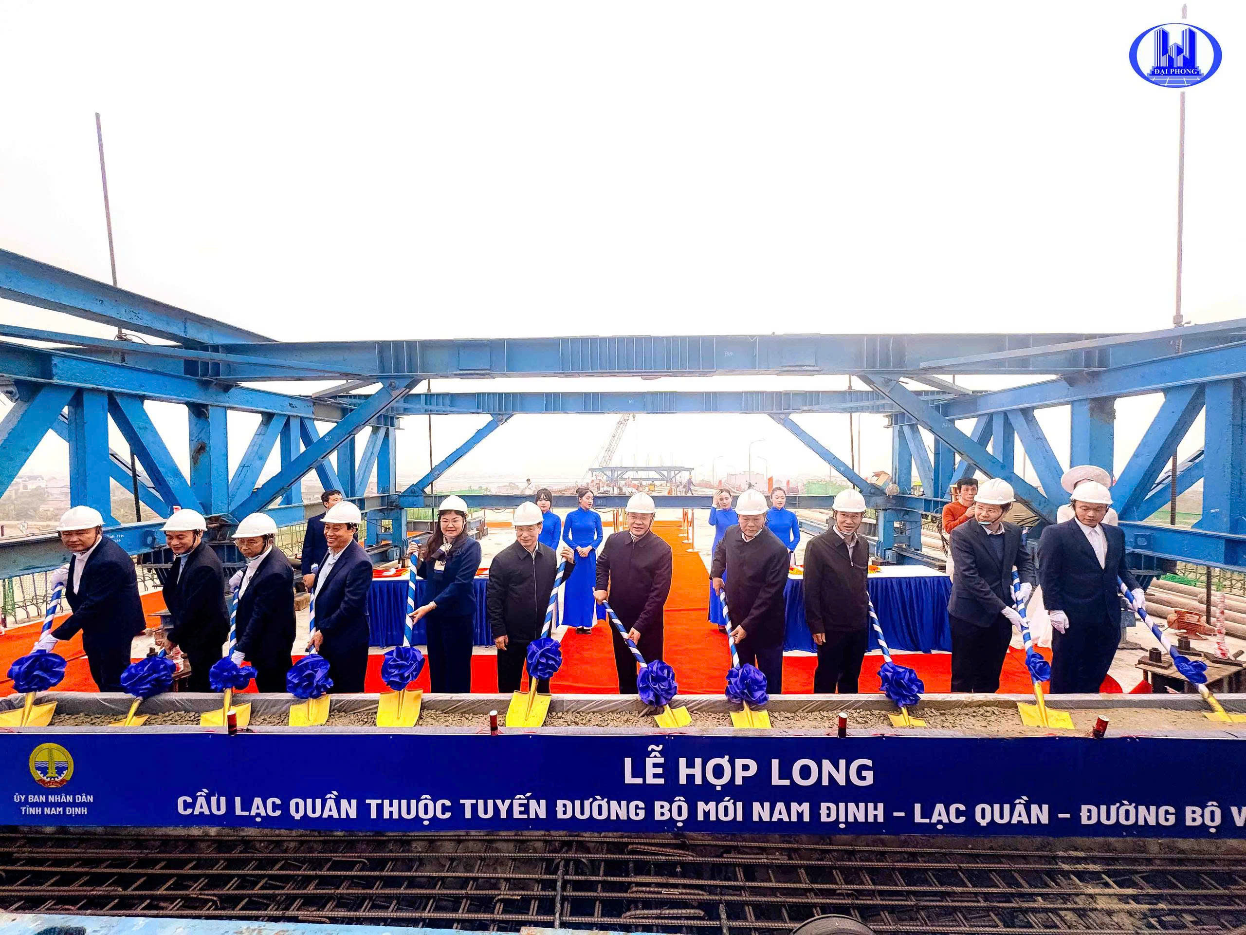 Các đại biểu thực hiện nghi thức hợp long Cầu Lạc Quần trên tuyến đường bộ ven biển Nam Định