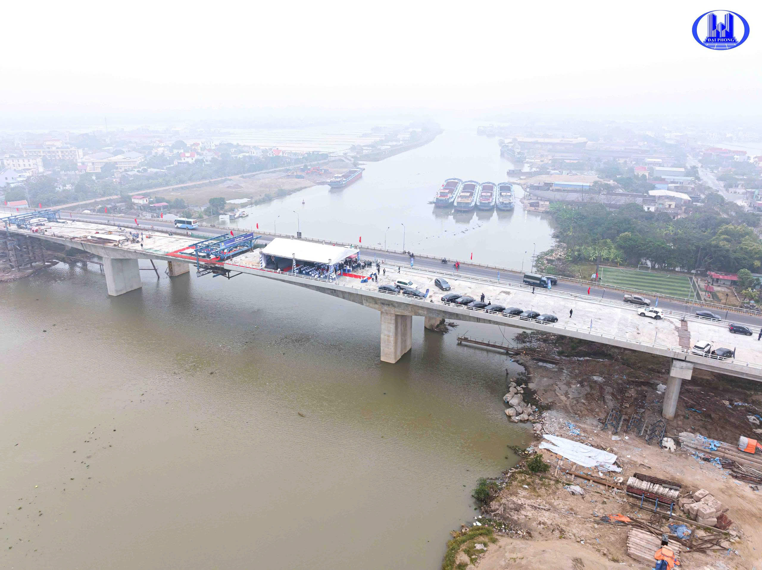 Hình ảnh Cầu Lạc Quần nhìn từ trên cao bắc qua sông Ninh Cơ, kết nối Trực Ninh và Xuân Trường, tỉnh Nam Định