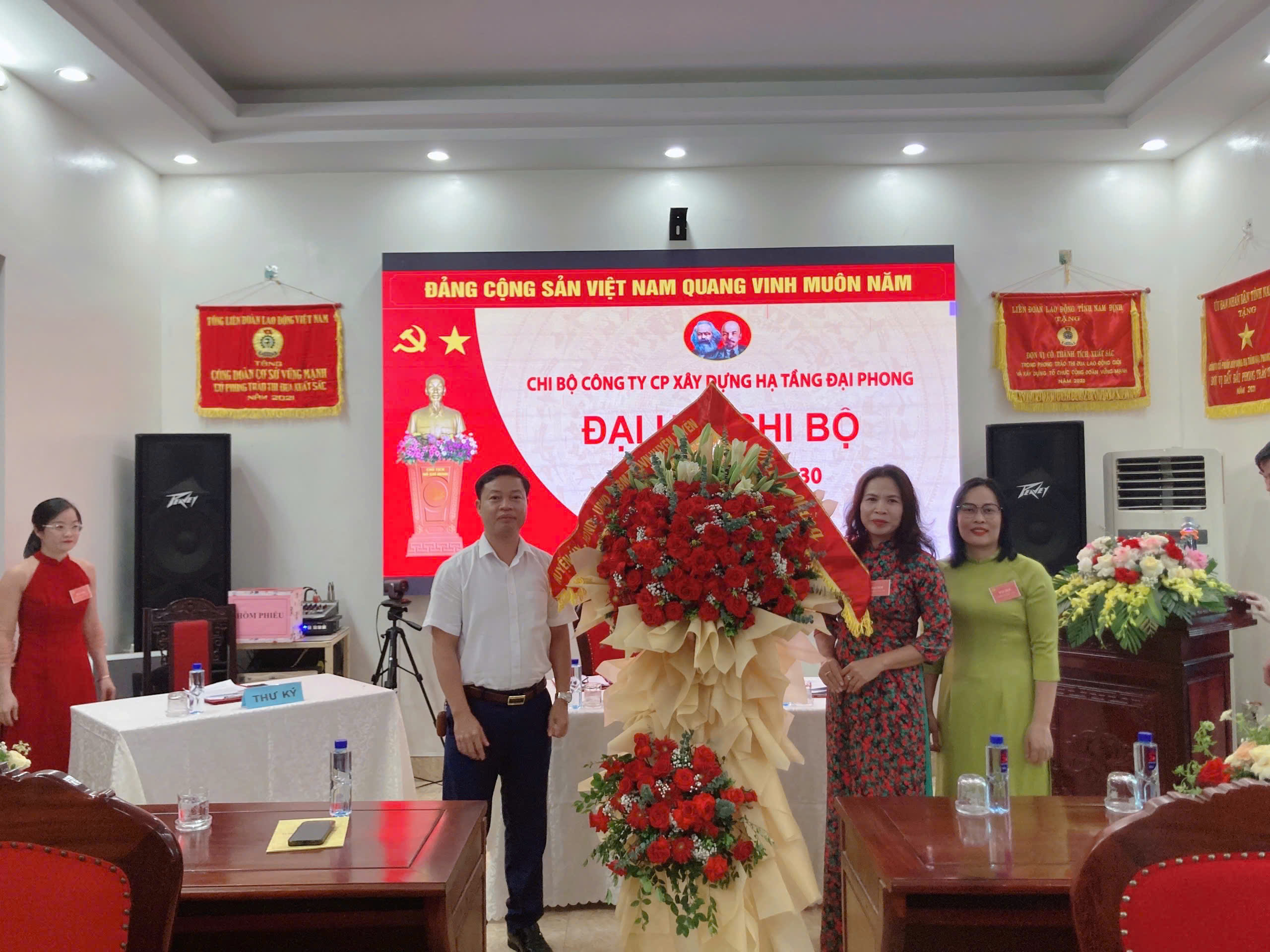 Đồng chí Chủ tịch UBND huyện tặng hoa chúc mừng Đại hội Chi bộ Công ty Đại Phong nhiệm kỳ 2025–2030