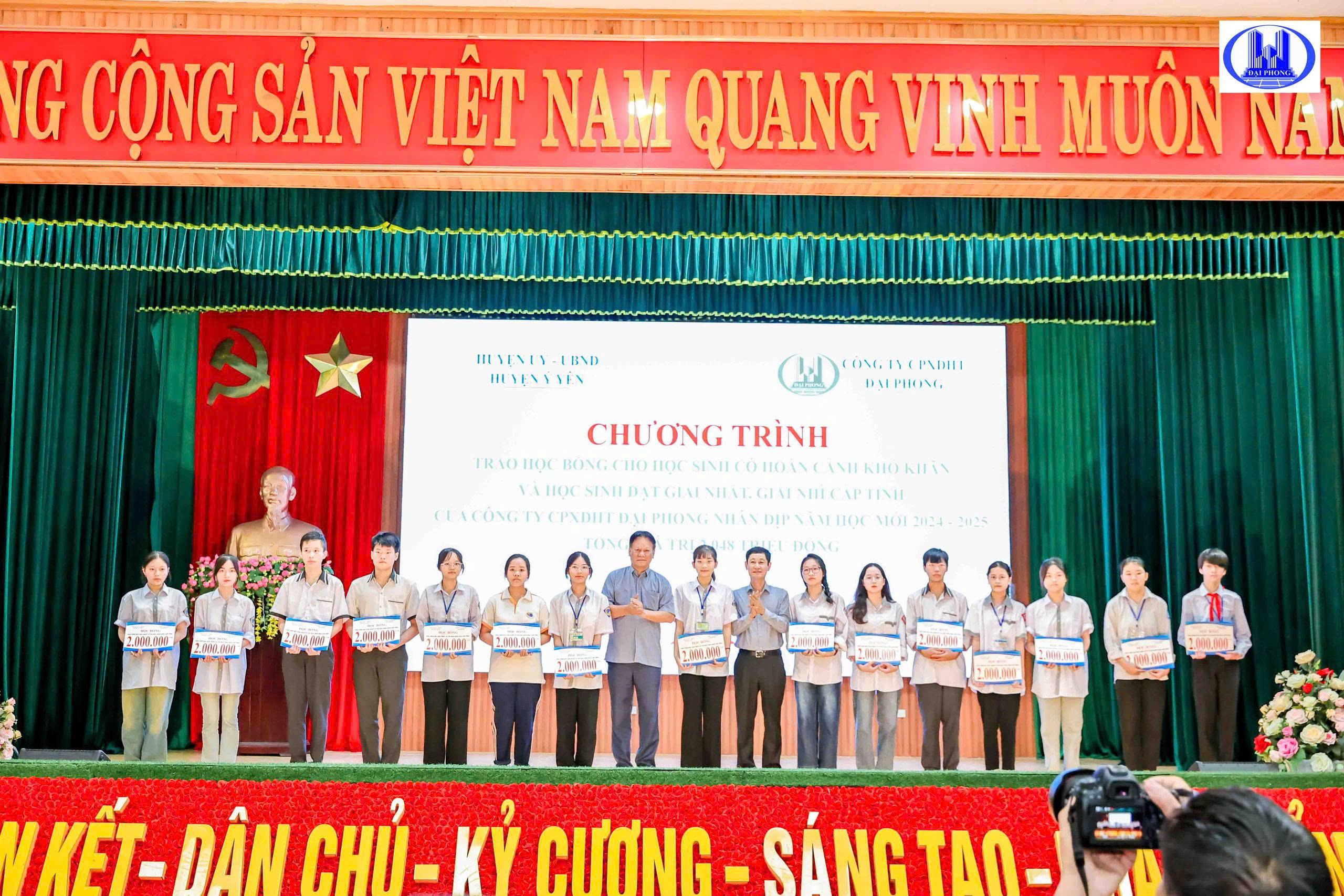 Lãnh đạo Công ty Đại Phong trao học bổng cho học sinh có hoàn cảnh khó khăn vươn lên trong học tập năm học 2024–2025