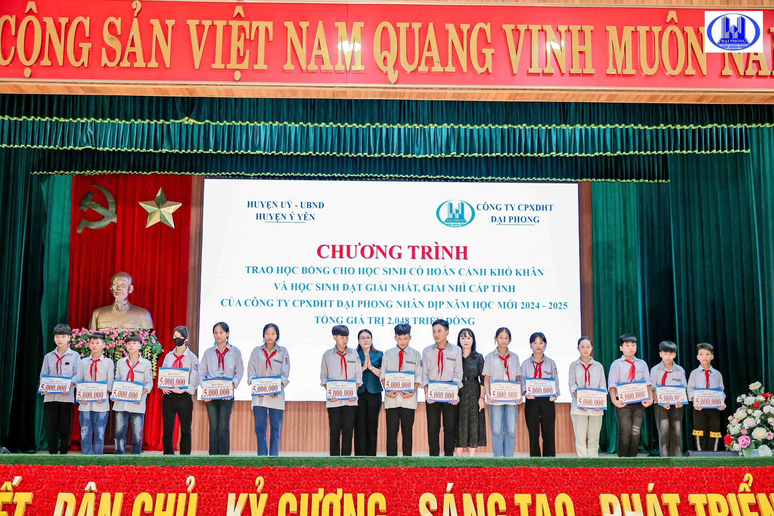 Đại diện huyện Ý Yên và Công ty Đại Phong bắt tay thể hiện sự phối hợp vì sự nghiệp giáo dục địa phương