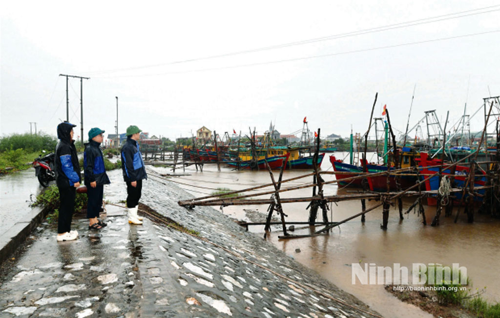 Lãnh đạo xã Giao Ninh kiểm tra tại Khu neo đậu tàu thuyền tránh trú bão cửa Hà Lạn