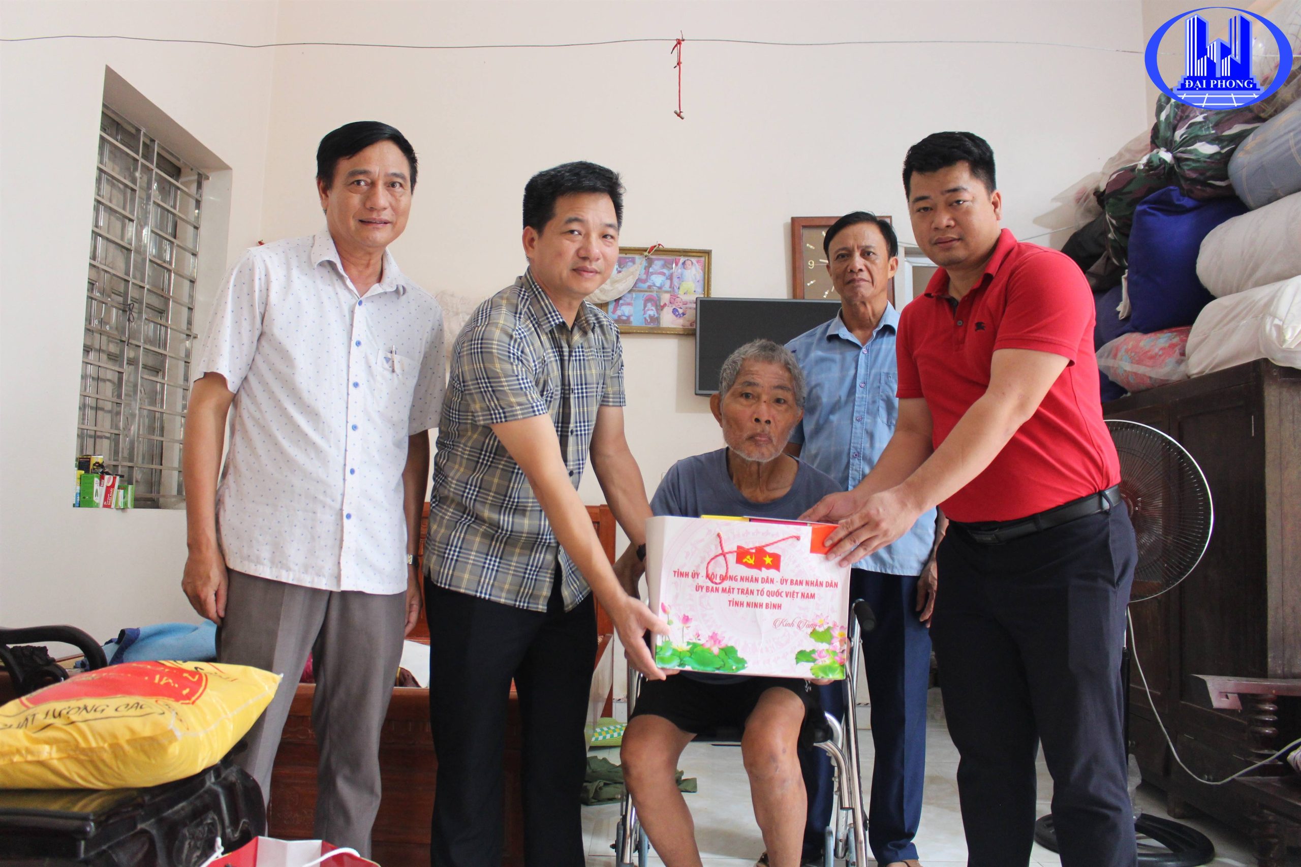 Phó Giám đốc Nguyễn Mạnh Linh của Công ty CP Xây dựng Hạ tầng Đại Phong cùng đoàn cán bộ xã Ý Yên thăm hỏi người có công tại xã Ý Yên, nhân dịp kỷ niệm Ngày Thương binh – Liệt sĩ 27/7.