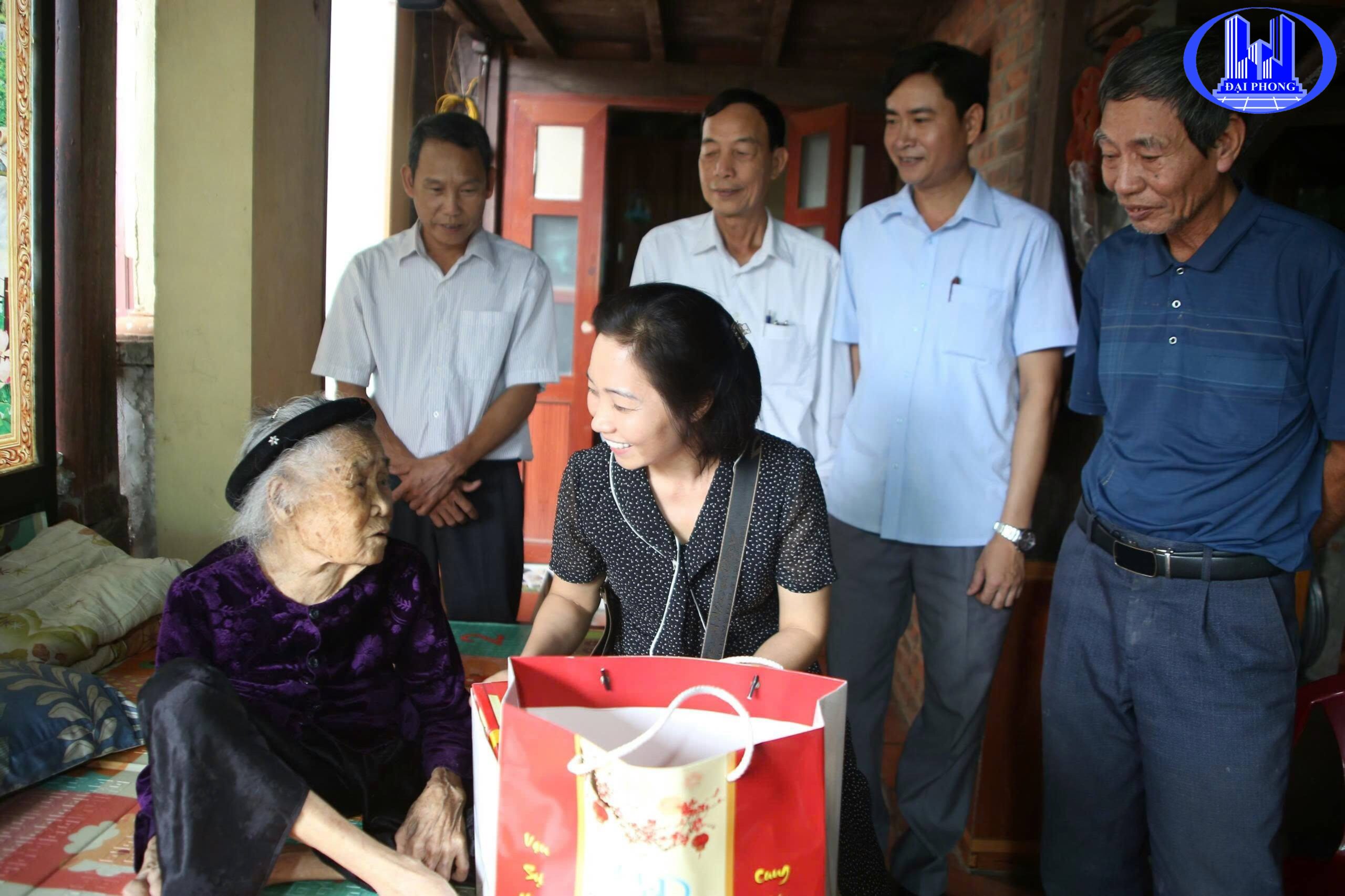Công ty CP Xây dựng Hạ tầng Đại Phong cùng đoàn cán bộ xã Ý Yên tặng quà và trò chuyện thân tình cùng người có công tại xã Ý Yên trong hoạt động tri ân nhân dịp 27/7.