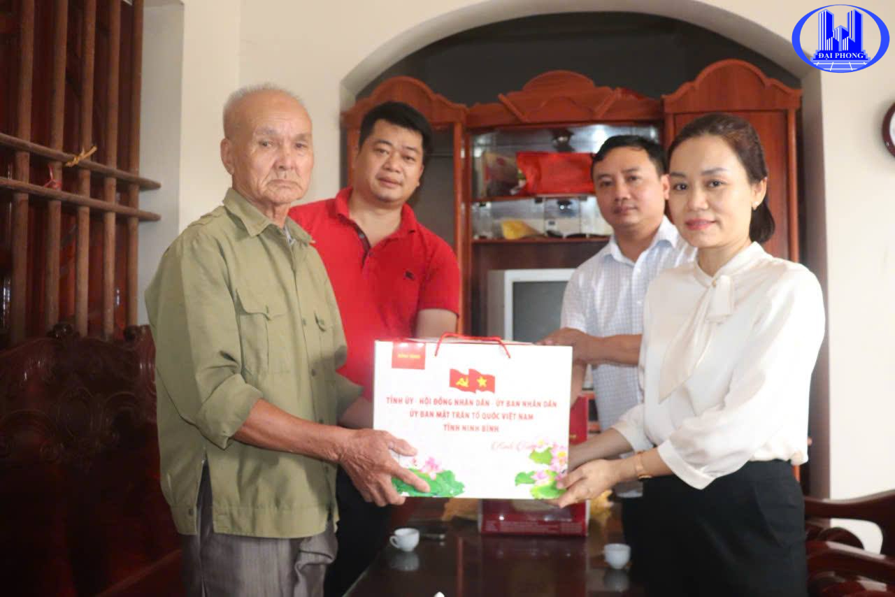 Phó Giám đốc Nguyễn Mạnh Linh – đại diện Công ty CP Xây dựng Hạ tầng Đại Phong cùng đoàn cán bộ xã Ý Yên ân cần thăm hỏi, động viên người có công tại xã Ý Yên trong chương trình tri ân nhân dịp 27/7.