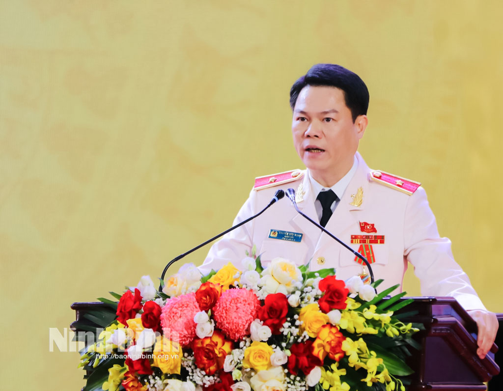 Đồng chí Thiếu tướng Nguyễn Hữu Mạnh, Ủy viên Ban Thường vụ Tỉnh ủy, Giám đốc Công an tỉnh phát biểu tại lễ kỷ niệm.
