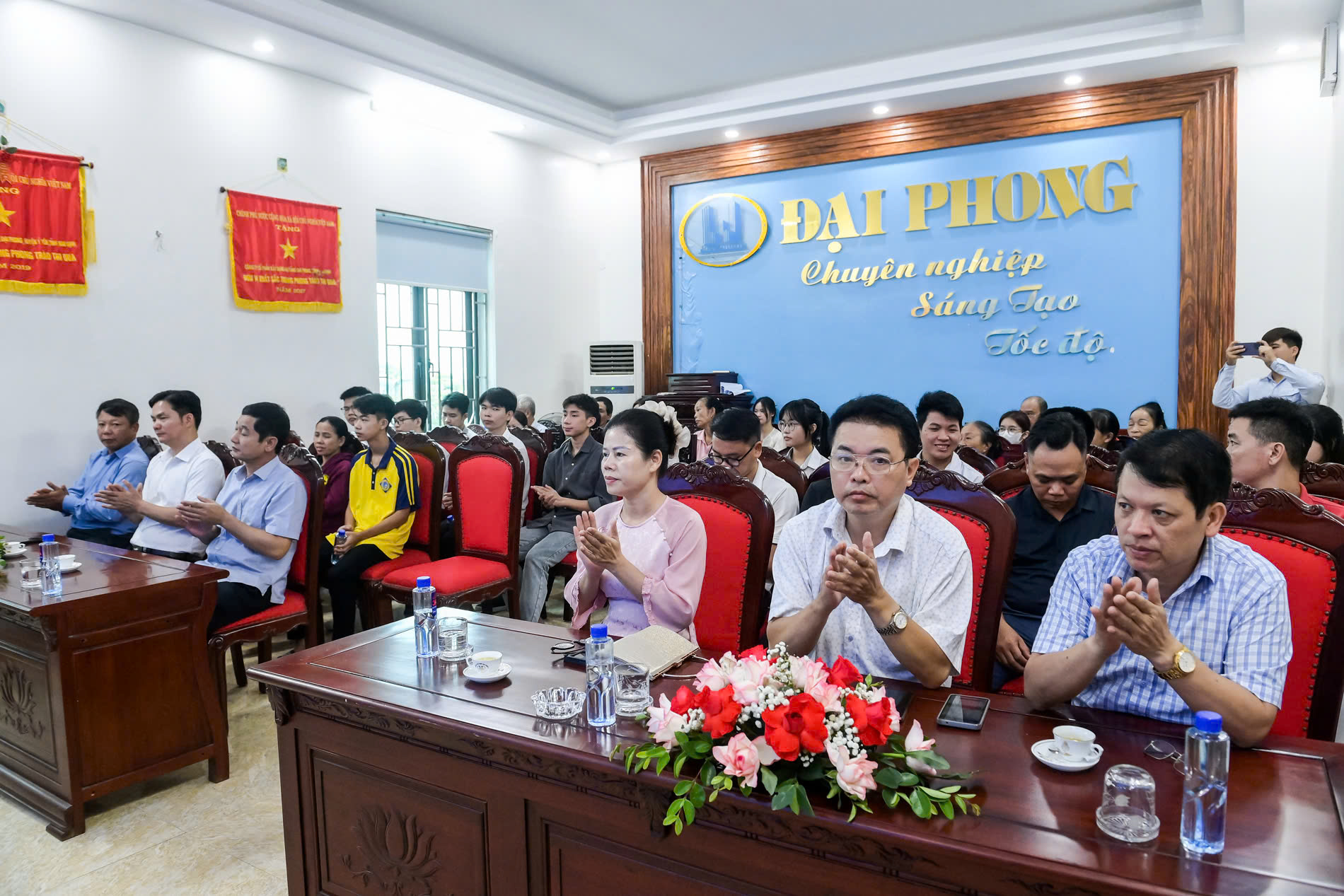 CTY CPXDHT DAI PHONG trao hoc bong tai ninh binh
