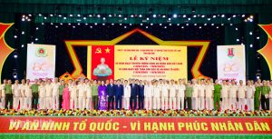 Các đồng chí lãnh đạo tỉnh và các đại biểu chụp ảnh lưu niệm với cán bộ, chiến sĩ Công an tỉnh.