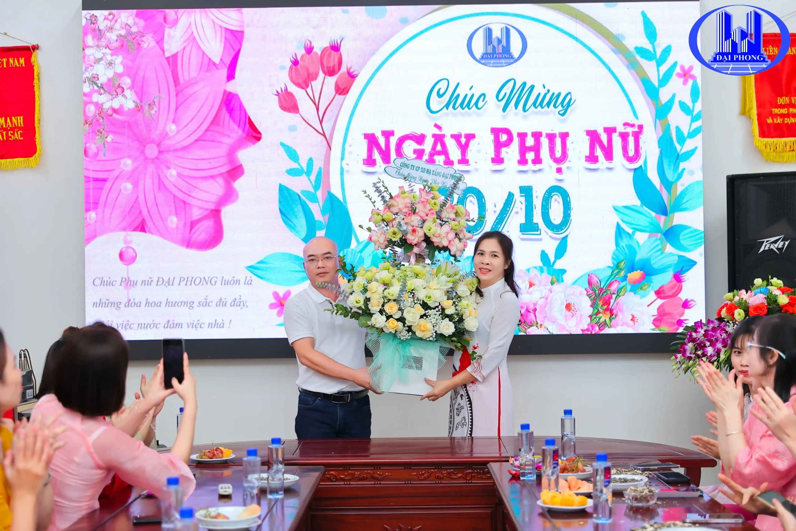 Ông Bùi Anh Linh, đại diện Ban lãnh đạo Công ty Cổ phần Xây dựng Hạ tầng Đại Phong, trao tặng lẵng hoa tươi thắm chúc mừng nữ cán bộ công nhân viên nhân dịp Ngày Phụ nữ Việt Nam 20/10.