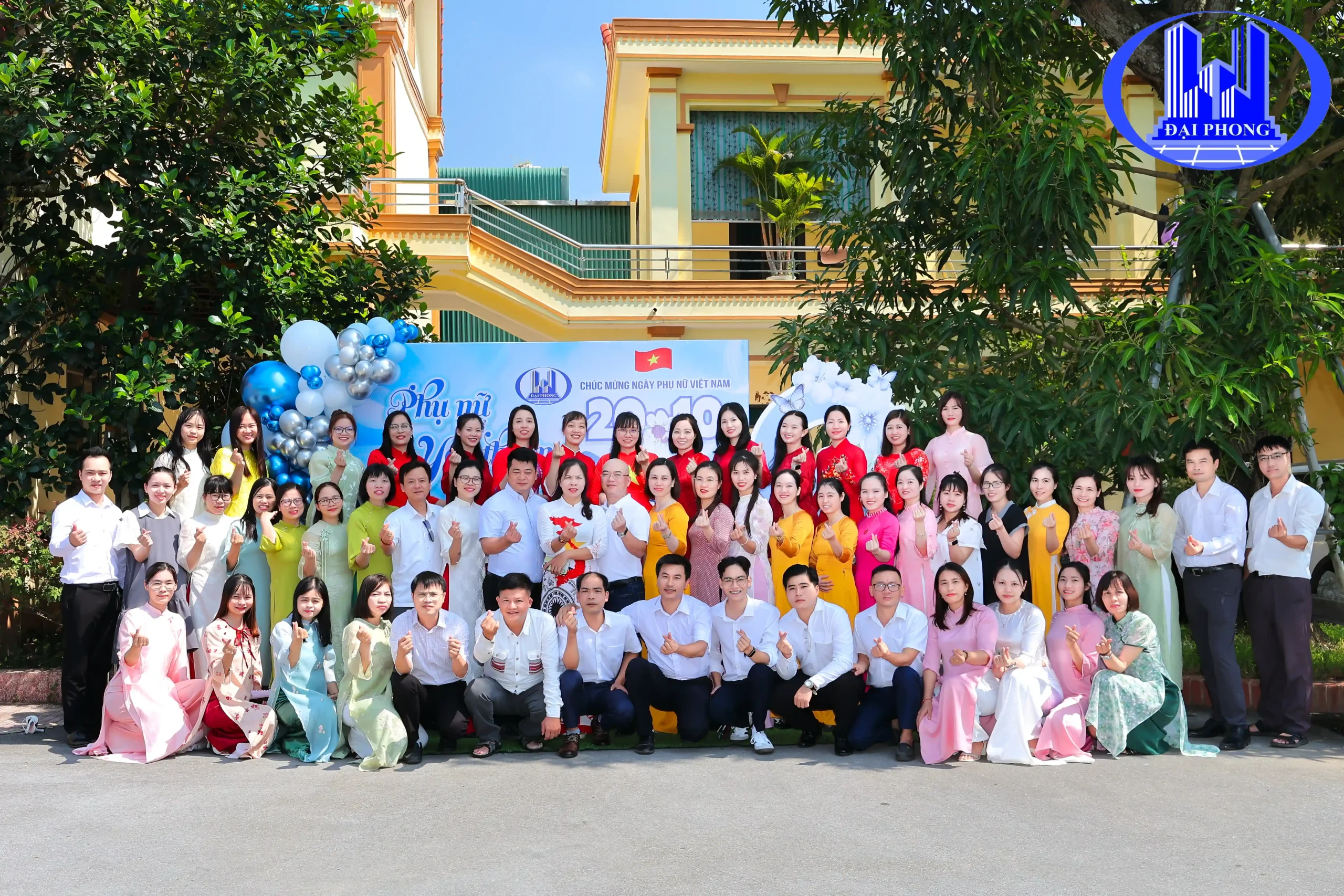 Tập thể cán bộ, công nhân viên Công ty Cổ phần Xây dựng Hạ tầng Đại Phong rạng rỡ trong trang phục áo dài truyền thống, cùng chụp ảnh lưu niệm nhân dịp kỷ niệm Ngày Phụ nữ Việt Nam 20/10 tại trụ sở công ty.