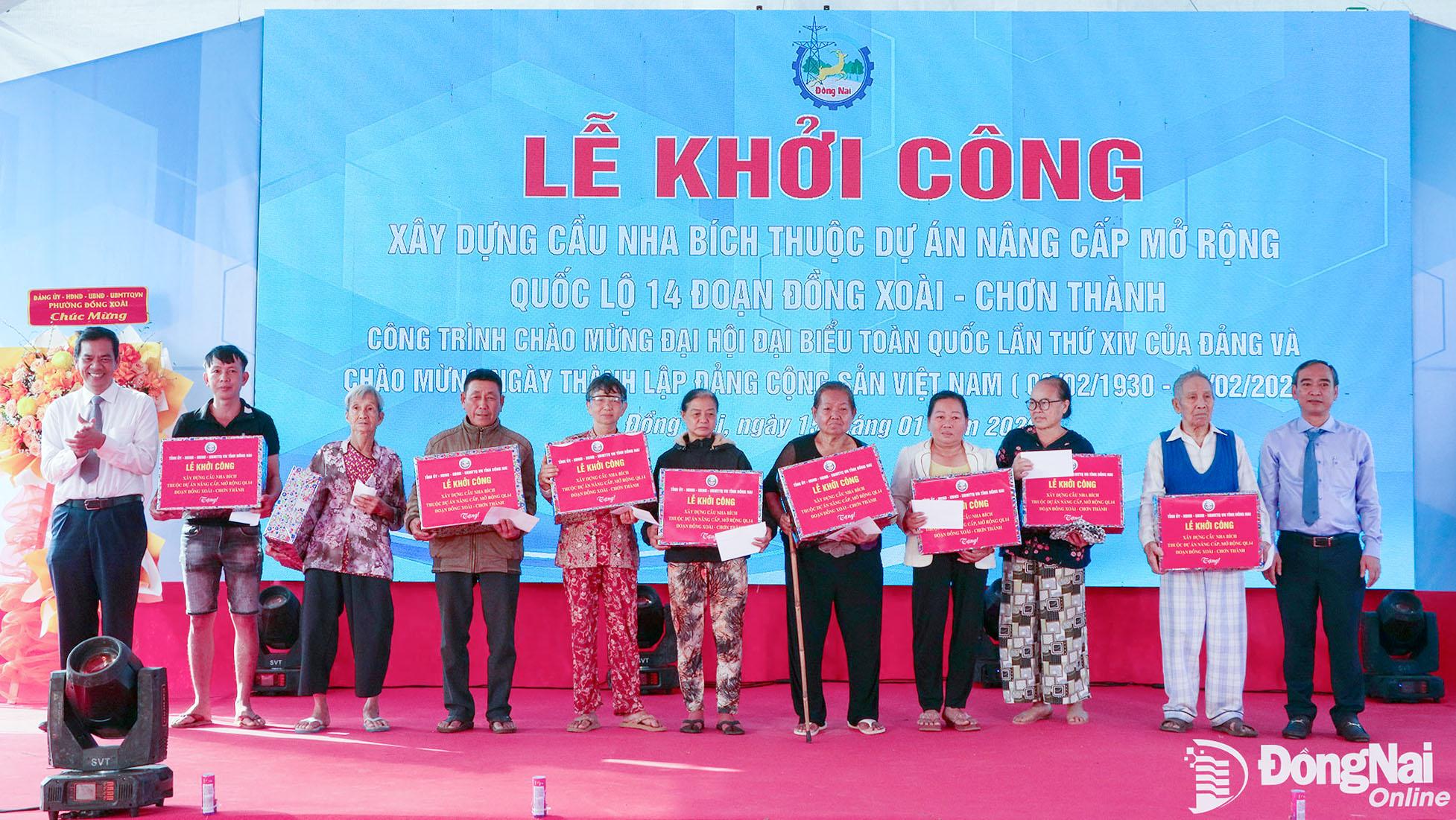 Các hộ dân khó khăn trong vùng dự án được tặng quà tại buổi lễ.