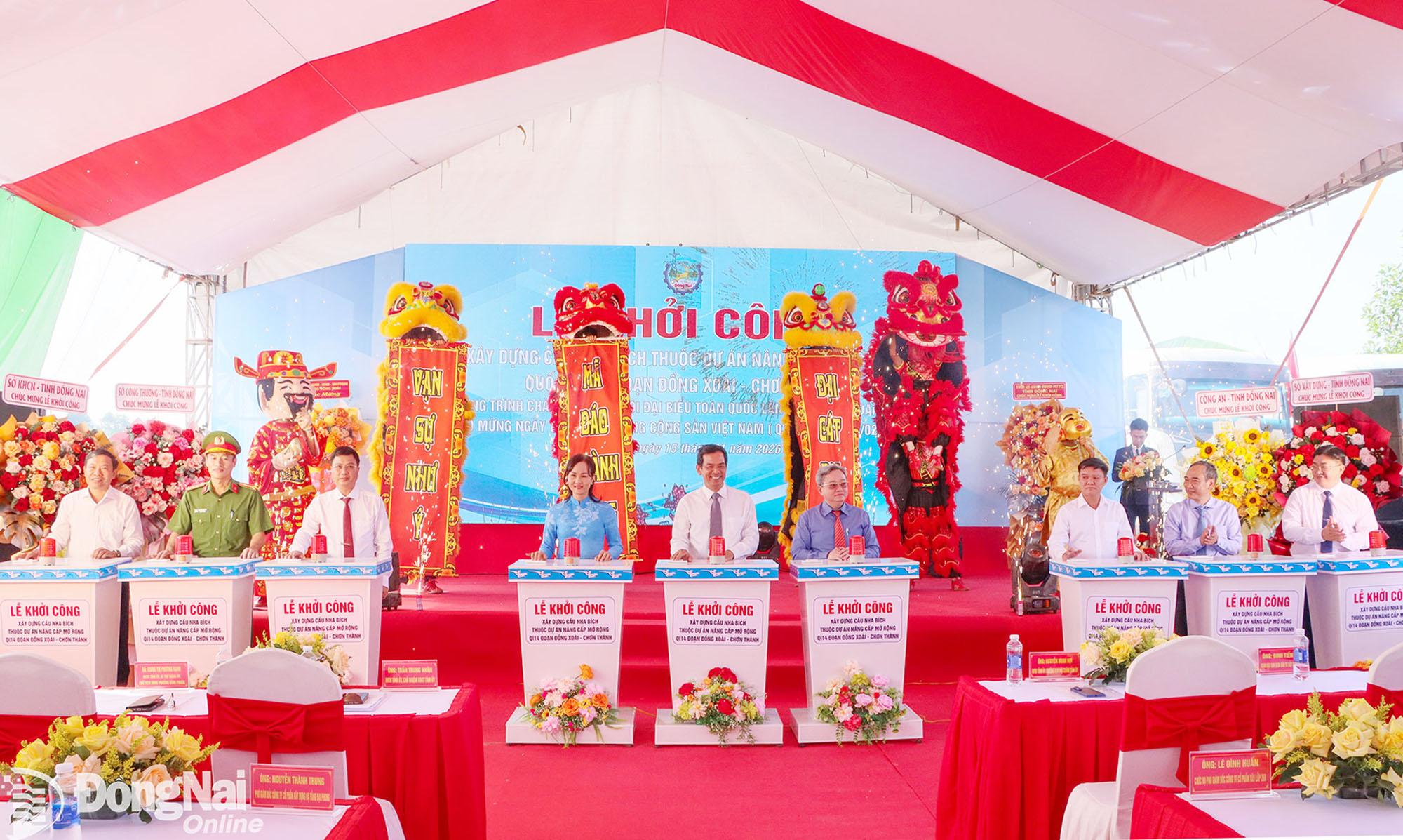 Các đại biểu thực hiện nghi thức nhấn nút khởi công dự án.