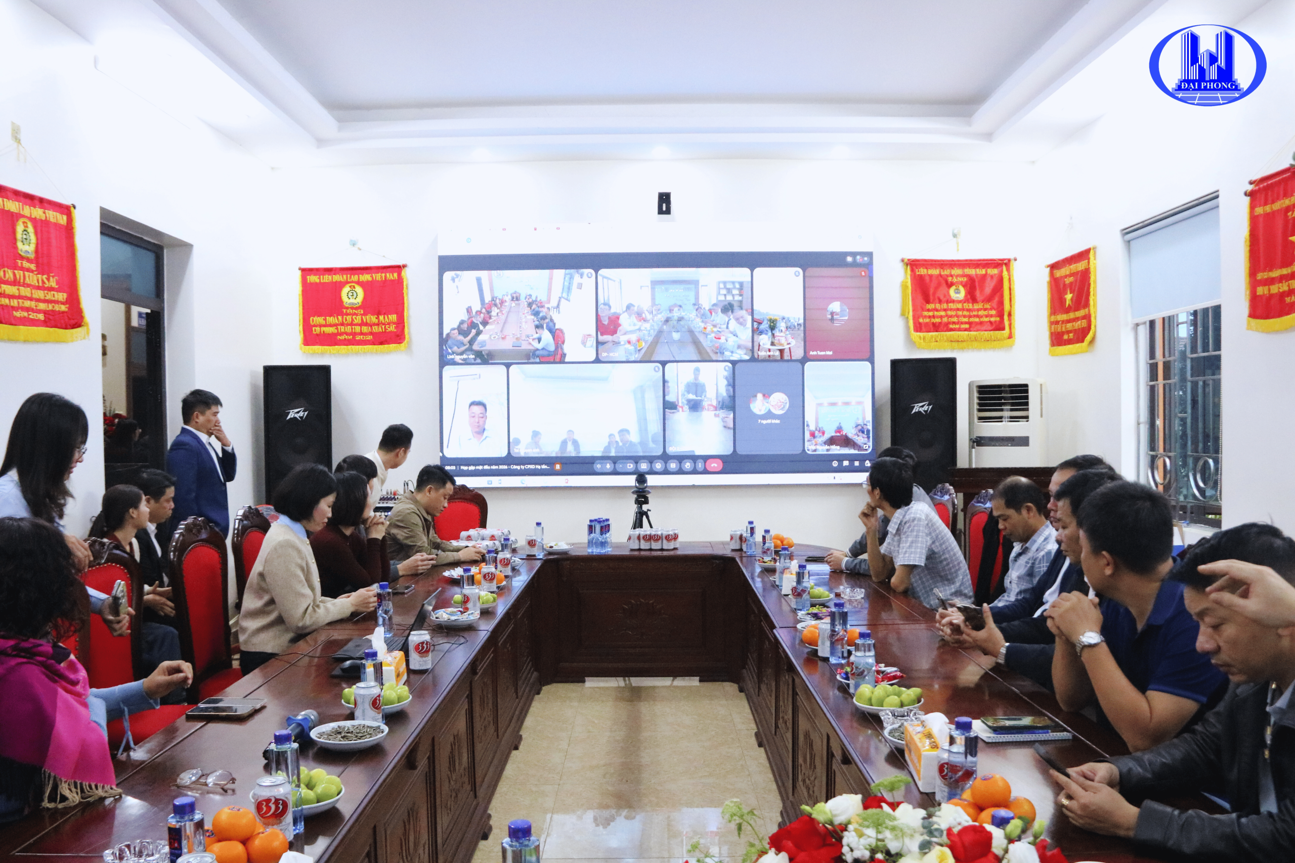 Cuộc họp khai xuân Bính Ngọ 2026 của Công ty Cổ phần Xây dựng Hạ tầng Đại Phong được kết nối trực tuyến với sự tham gia của các chi nhánh và công trường trên toàn hệ thống.