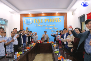 Tập thể Công ty Cổ phần Xây dựng Hạ tầng Đại Phong nâng bia chúc mừng khai xuân Bính Ngọ 2026, khởi động năm mới với tinh thần đoàn kết và quyết tâm tăng tốc phát triển.