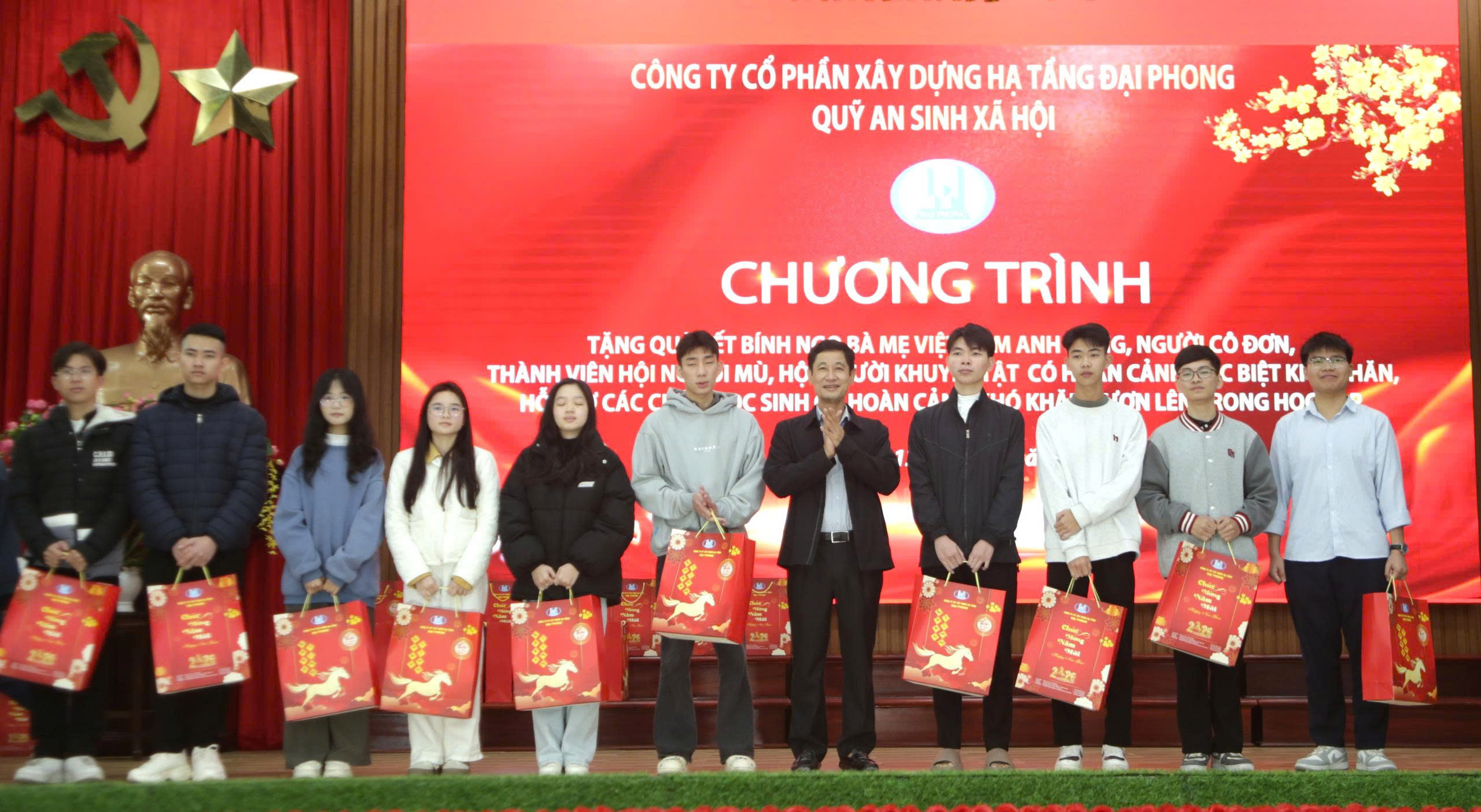 Chủ tịch Trần Quang Đại trao học bổng và quà Tết cho các sinh viên có hoàn cảnh khó khăn, động viên các em tiếp tục nỗ lực vươn lên trong học tập.