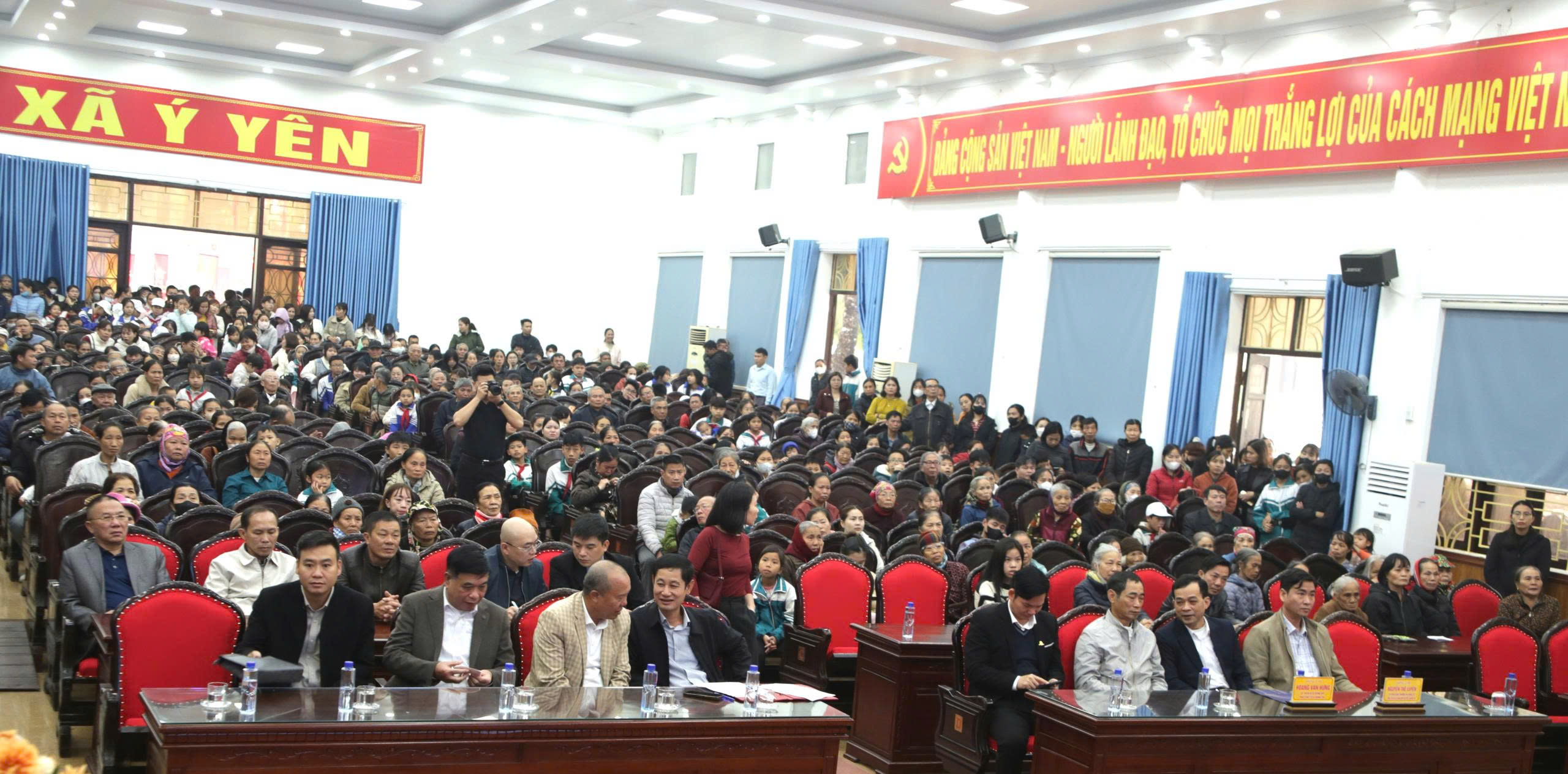 Toàn cảnh hội trường chương trình trao tặng quà Tết Bính Ngọ do Công ty Cổ phần Xây dựng Hạ tầng Đại Phong tổ chức, thu hút đông đảo đại biểu và người dân tham dự.