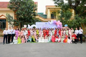 Tập thể nữ cán bộ, nhân viên Công ty Cổ phần Xây dựng Hạ tầng Đại Phong chụp ảnh lưu niệm nhân dịp Ngày Quốc tế Phụ nữ 8/3.