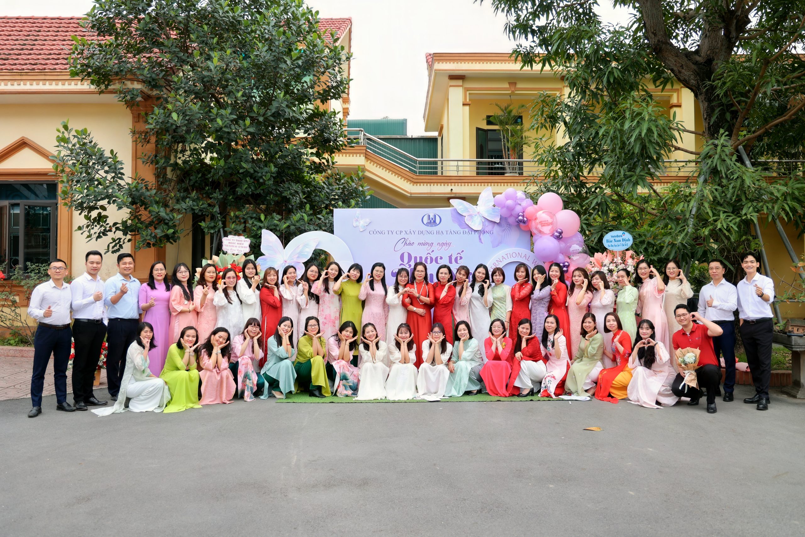 Tập thể nữ cán bộ, nhân viên Công ty Cổ phần Xây dựng Hạ tầng Đại Phong chụp ảnh lưu niệm nhân dịp Ngày Quốc tế Phụ nữ 8/3.